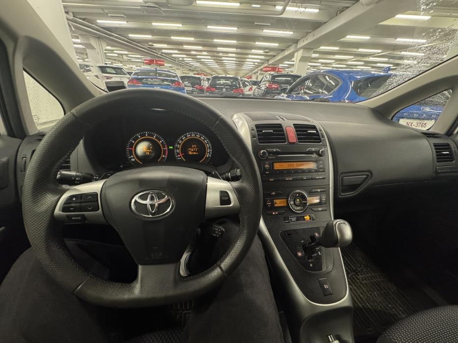 TOYOTA Auris 2011