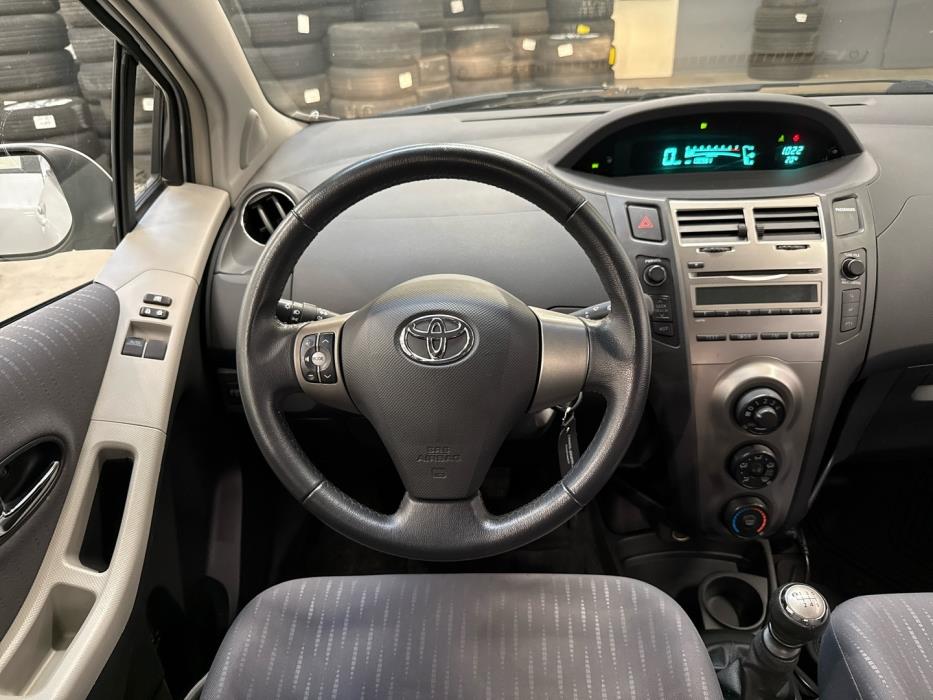 TOYOTA Yaris 2009