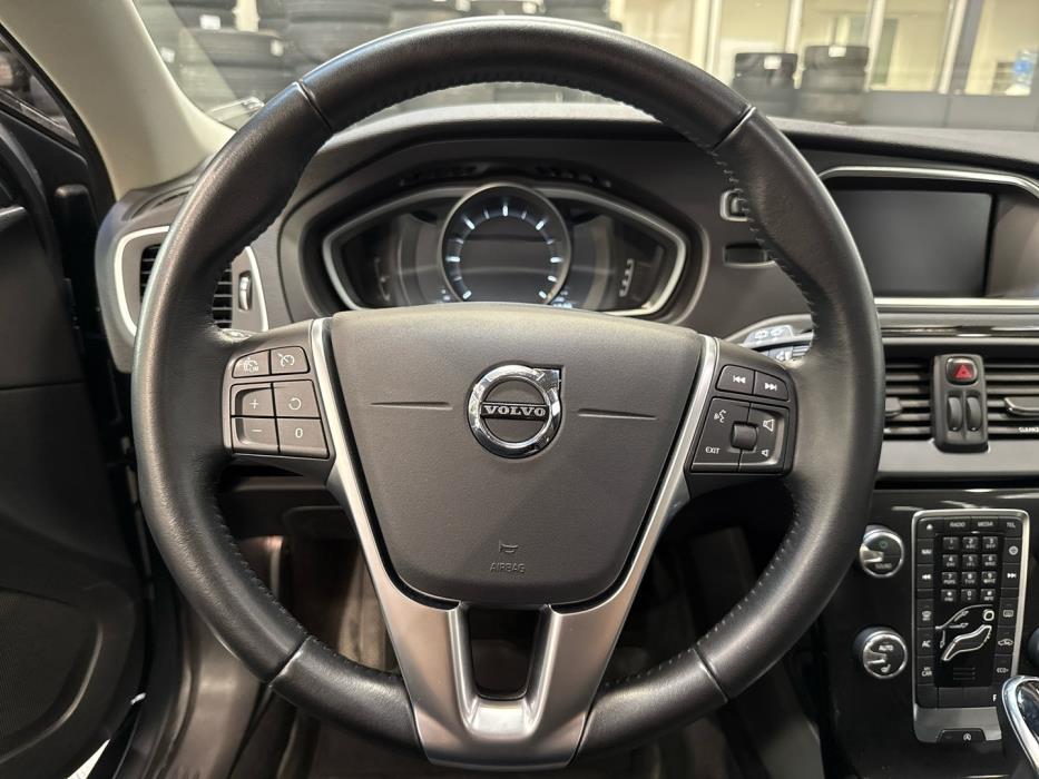 VOLVO V40 2019