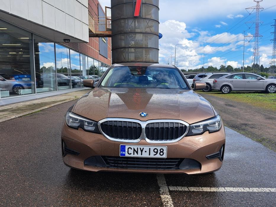 BMW 330 2019