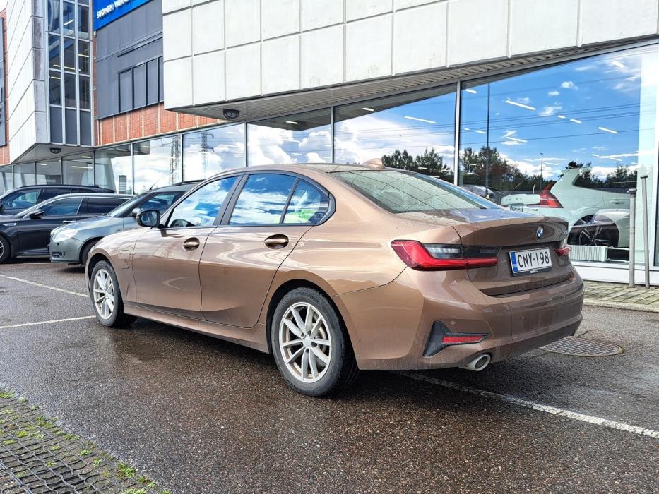 BMW 330 2019