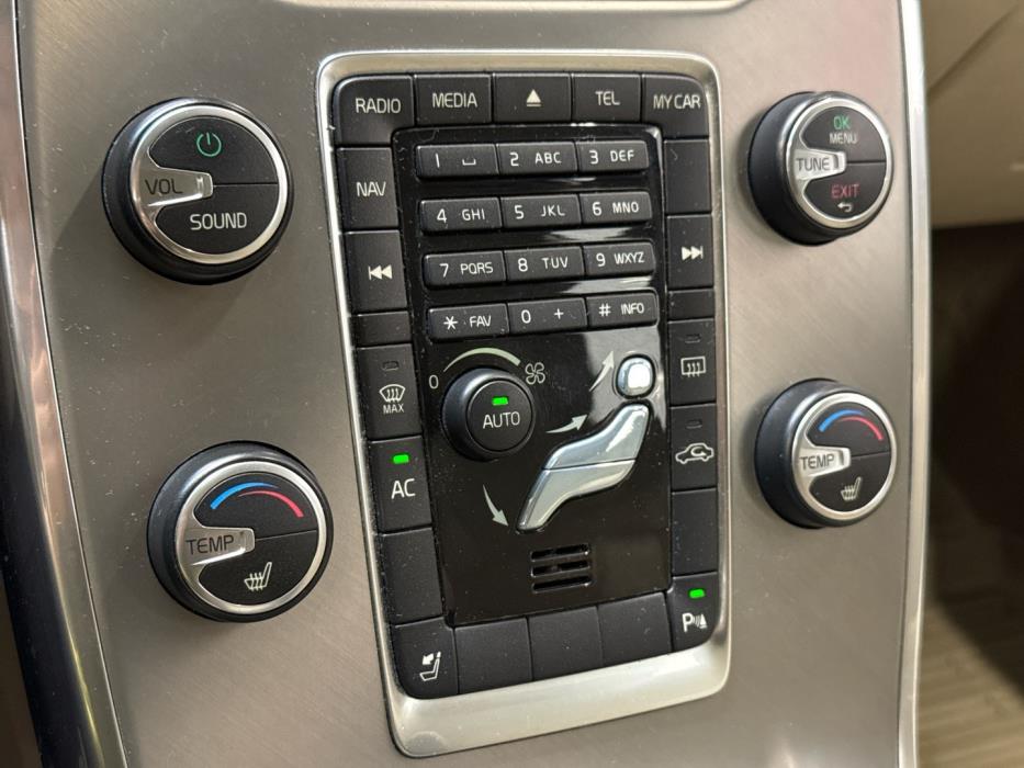 VOLVO V70 2011