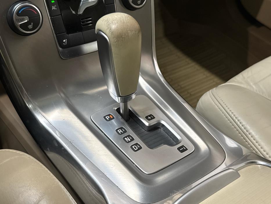 VOLVO V70 2011