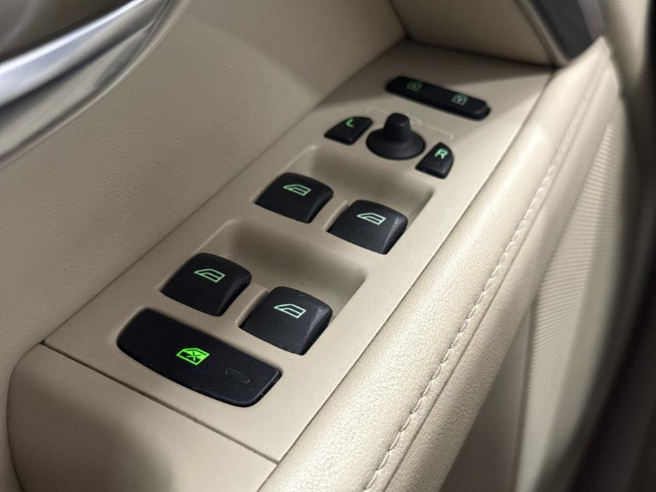 VOLVO V70 2011