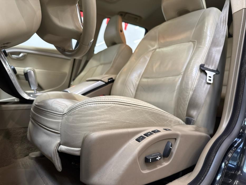 VOLVO V70 2011