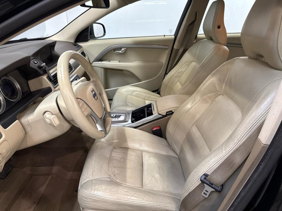 VOLVO V70 2011