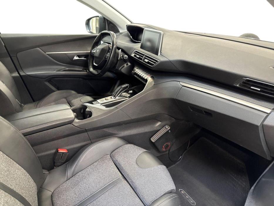 PEUGEOT 5008 2020