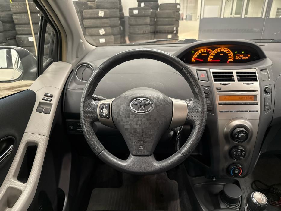 TOYOTA Yaris 2010
