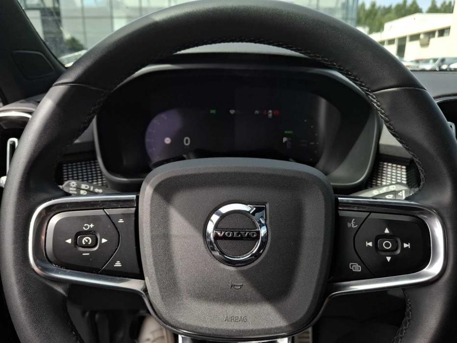 VOLVO XC40 2022