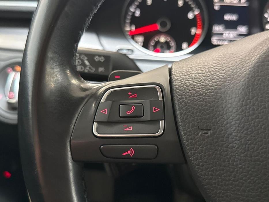 VOLKSWAGEN Passat 2011