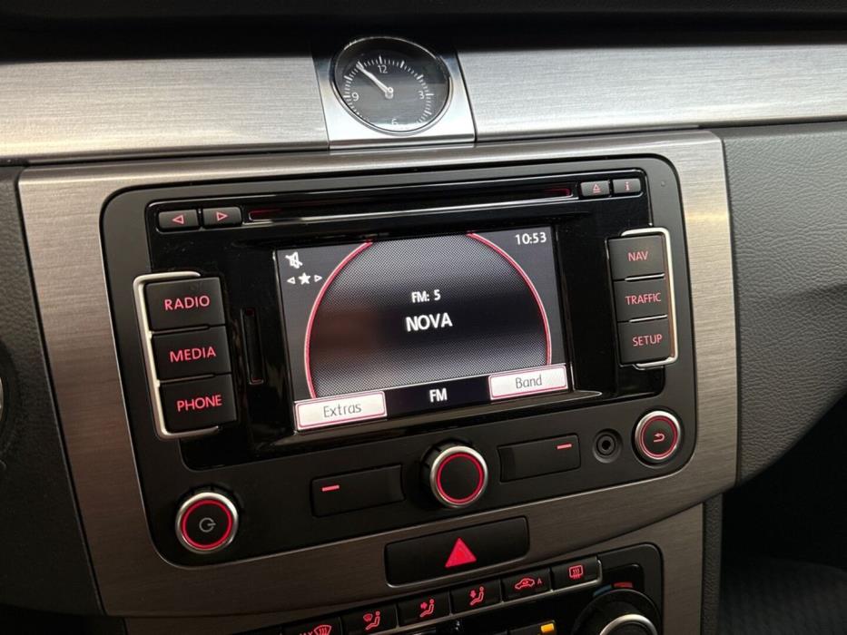 VOLKSWAGEN Passat 2011