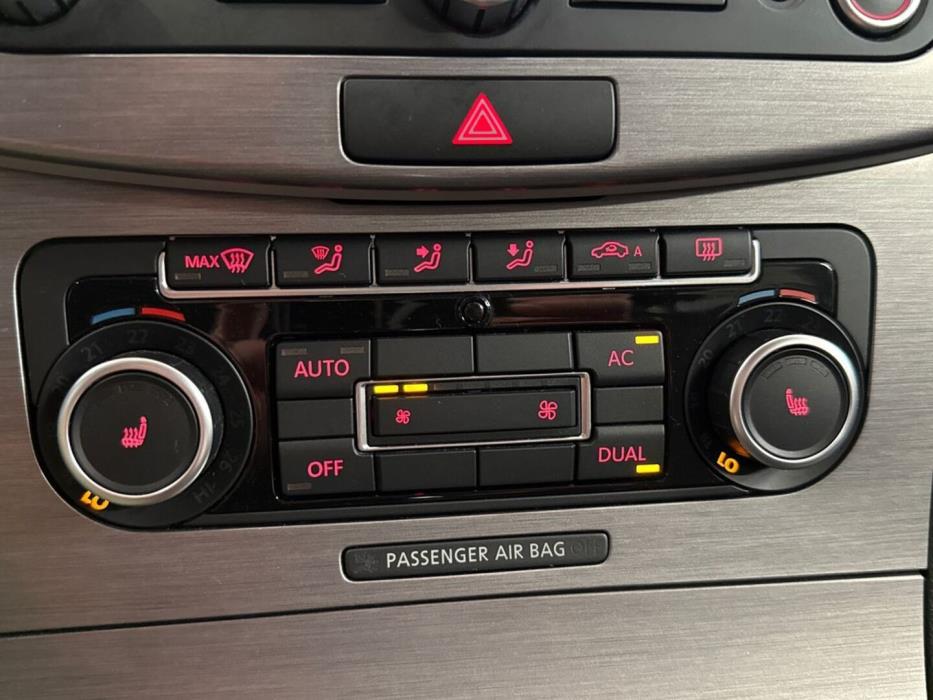 VOLKSWAGEN Passat 2011