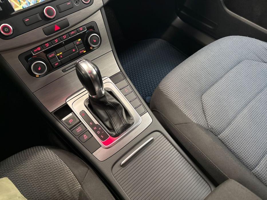 VOLKSWAGEN Passat 2011