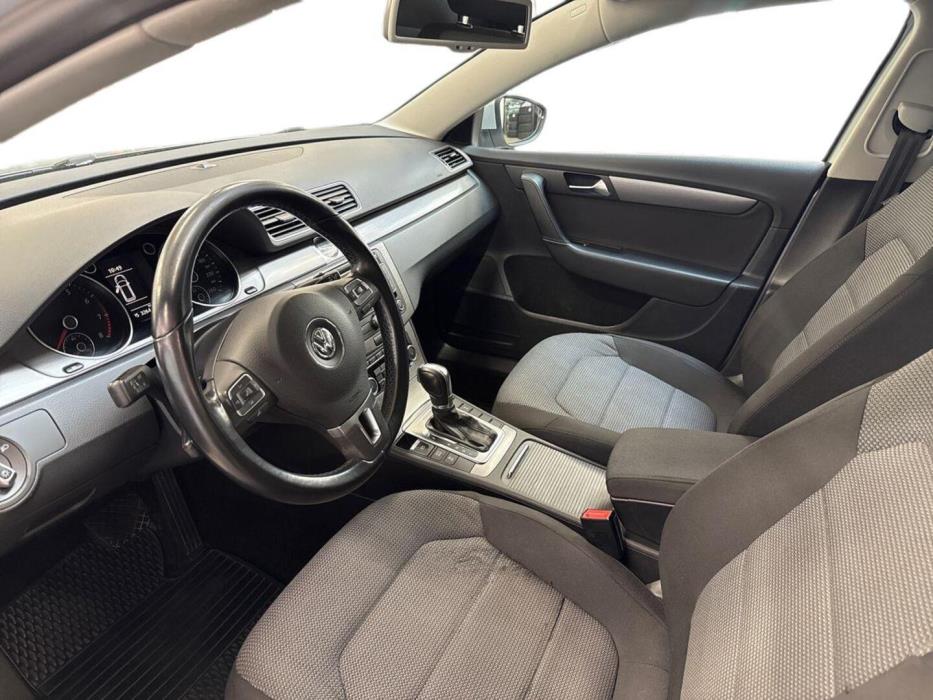 VOLKSWAGEN Passat 2011