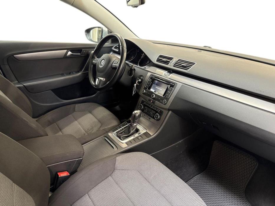 VOLKSWAGEN Passat 2011