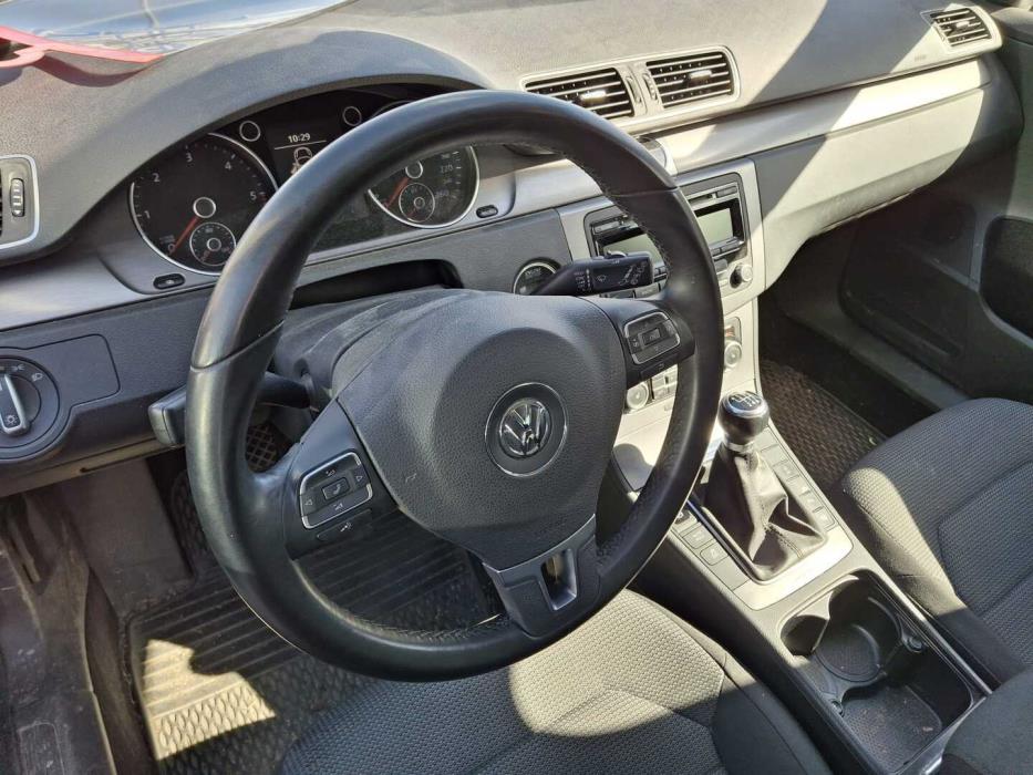 VOLKSWAGEN Passat 2011