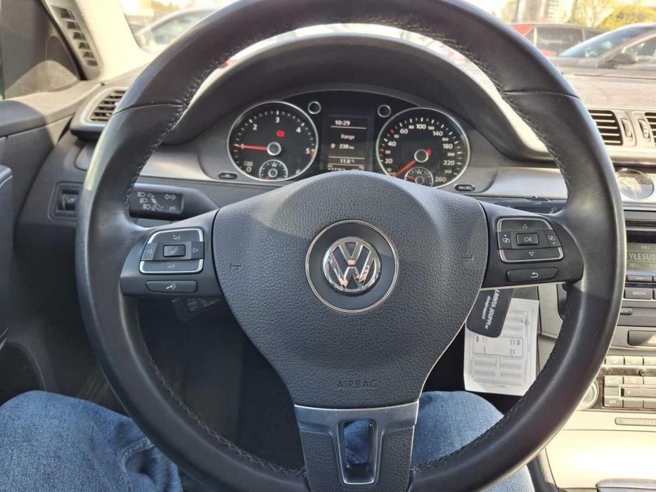 VOLKSWAGEN Passat 2011