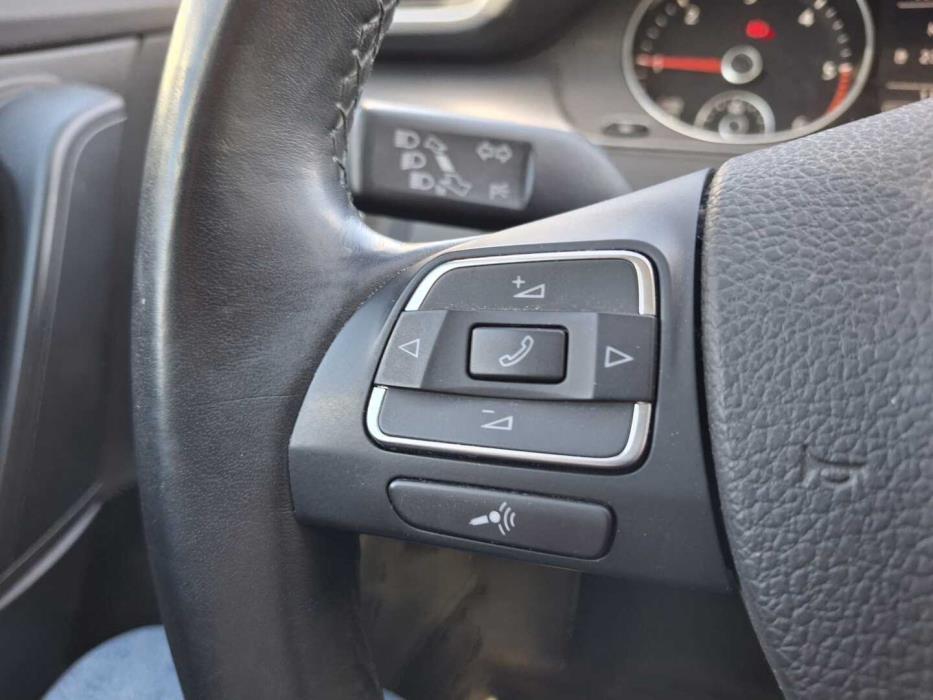 VOLKSWAGEN Passat 2011