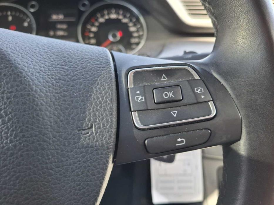 VOLKSWAGEN Passat 2011