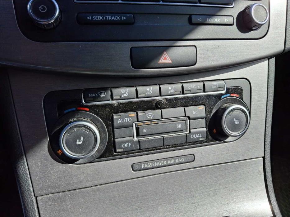 VOLKSWAGEN Passat 2011
