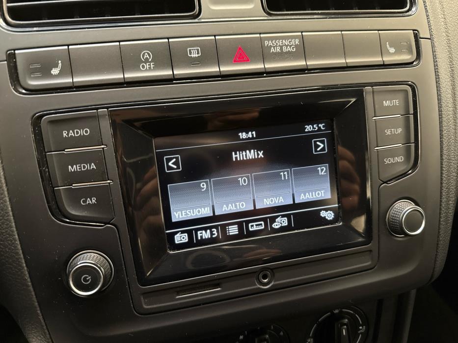 VOLKSWAGEN Polo 2015