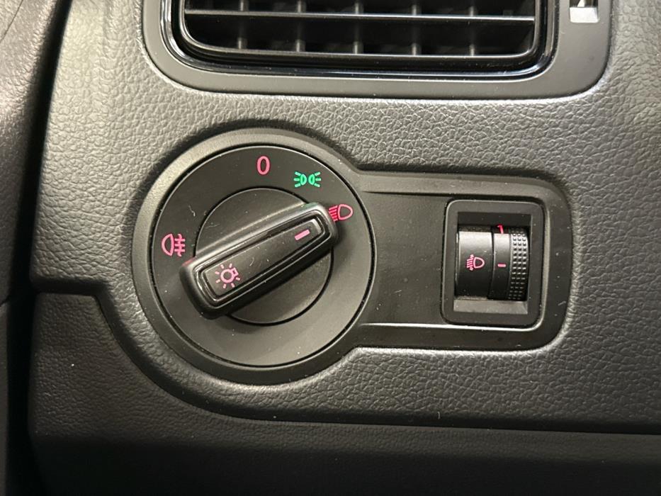 VOLKSWAGEN Polo 2015