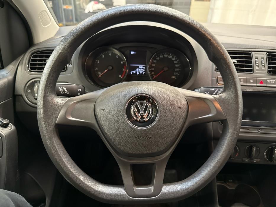 VOLKSWAGEN Polo 2015