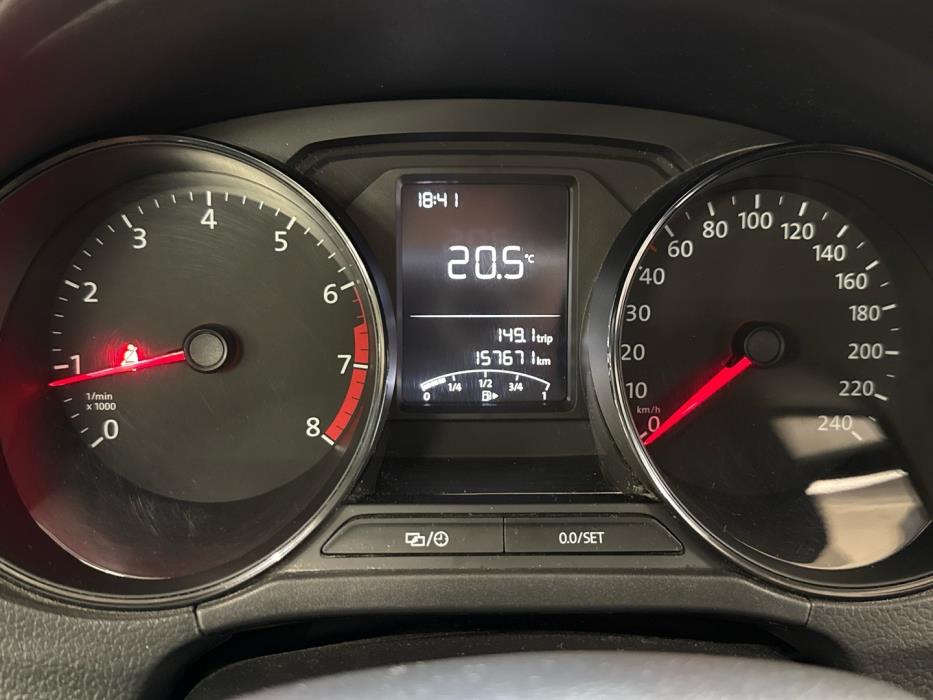 VOLKSWAGEN Polo 2015