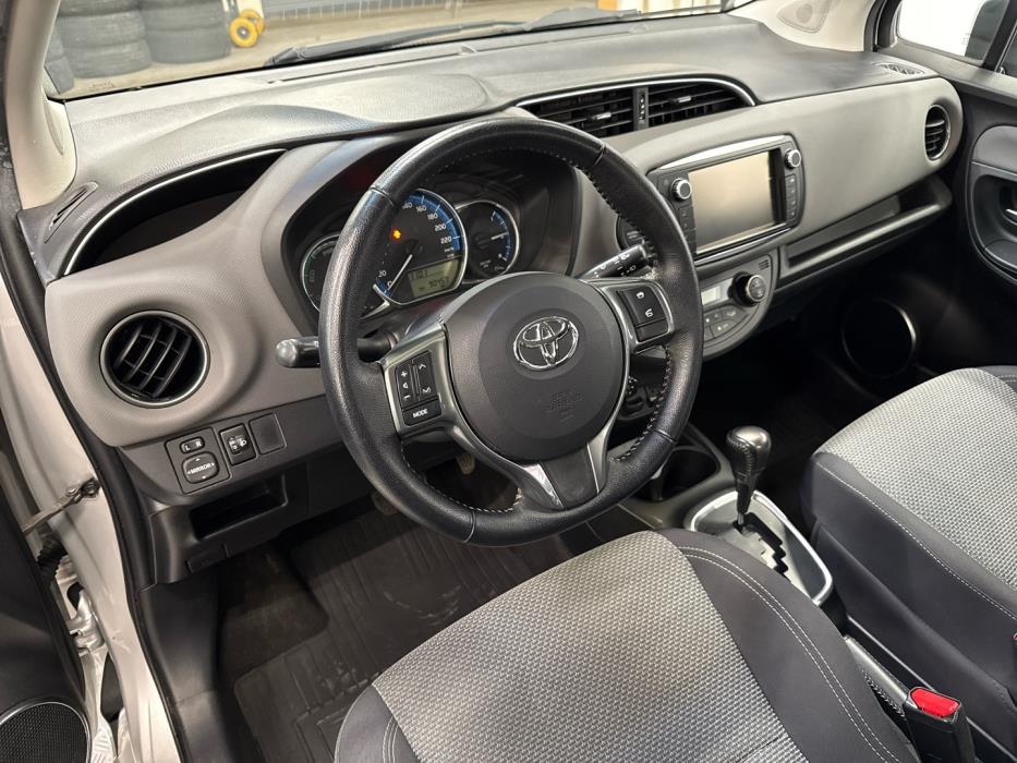 TOYOTA Yaris 2016