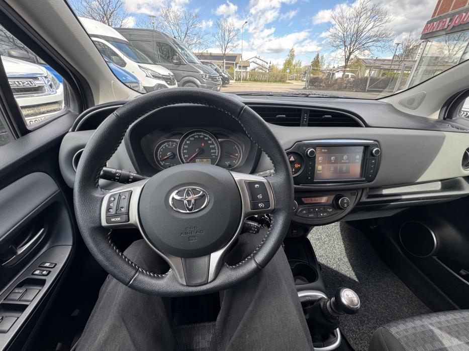 TOYOTA Yaris 2017