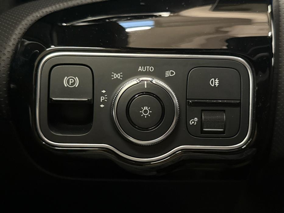 MERCEDES-BENZ A 2021