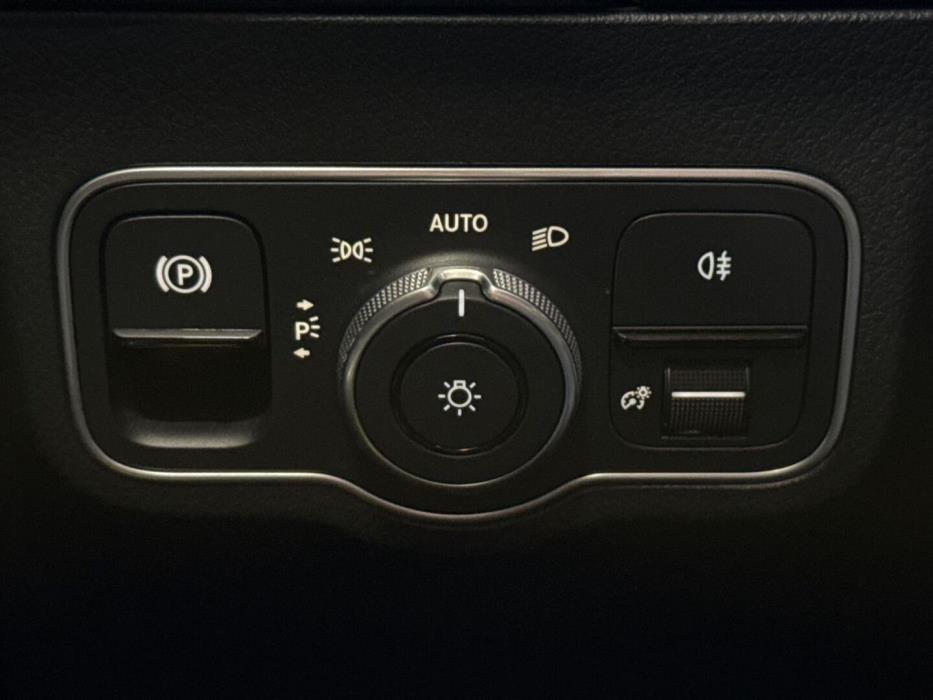 MERCEDES-BENZ EQA 2024