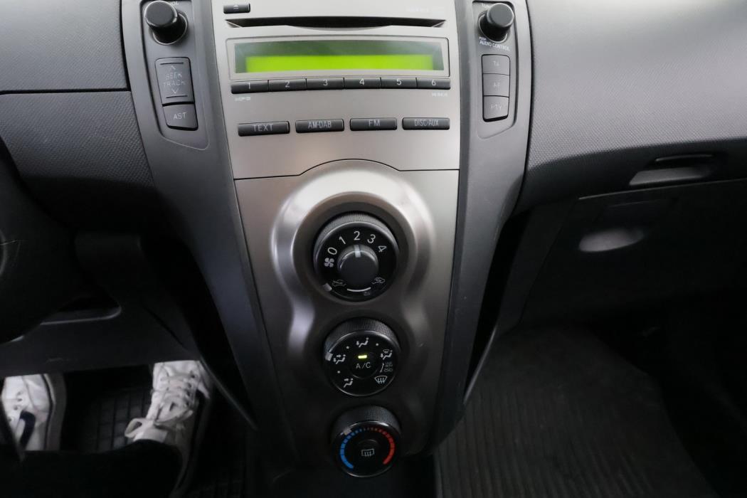 TOYOTA Yaris 2009