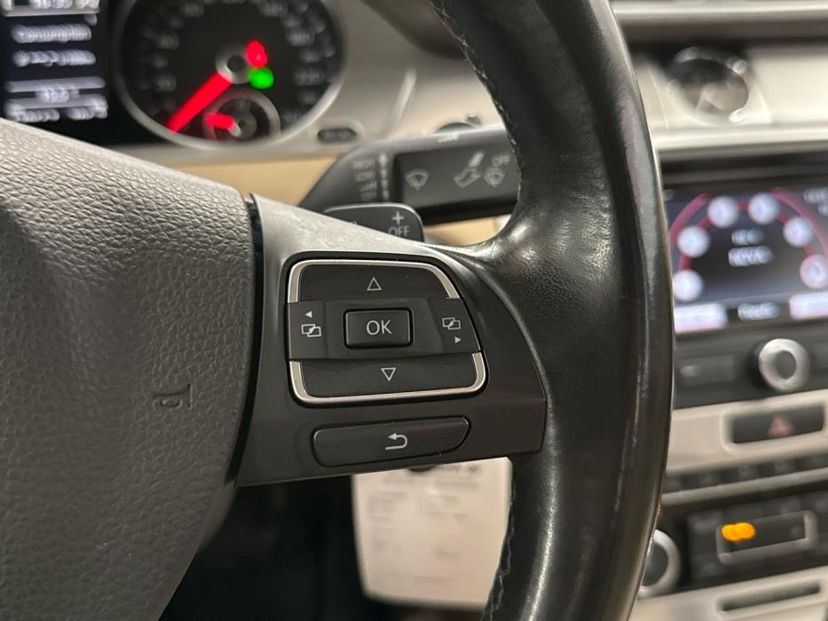 VOLKSWAGEN Passat 2011