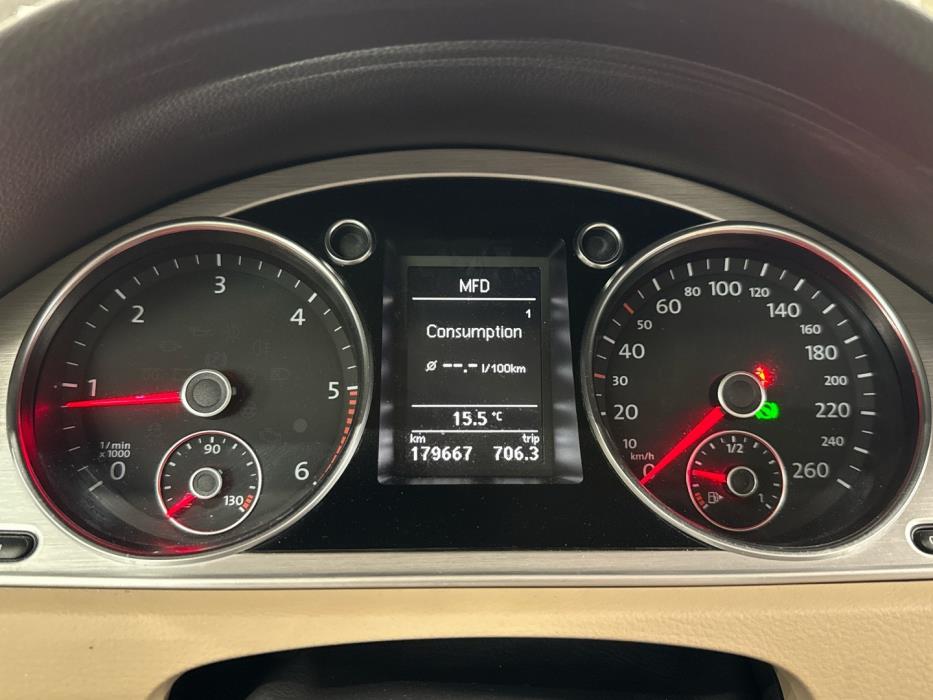 VOLKSWAGEN Passat 2011