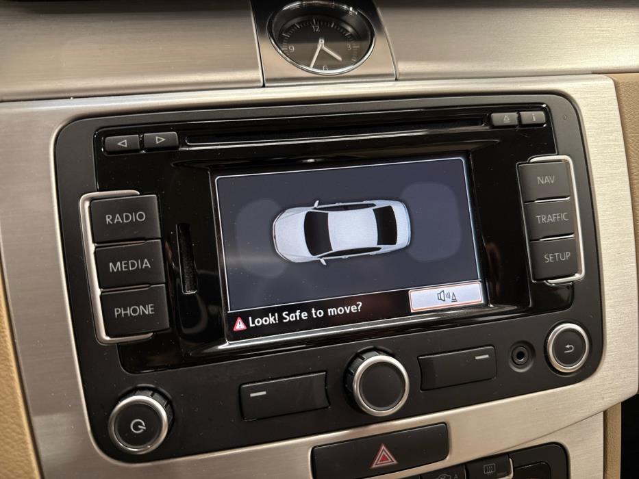 VOLKSWAGEN Passat 2011