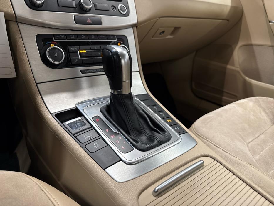 VOLKSWAGEN Passat 2011