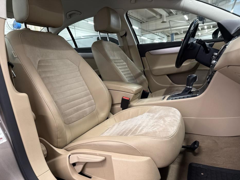 VOLKSWAGEN Passat 2011
