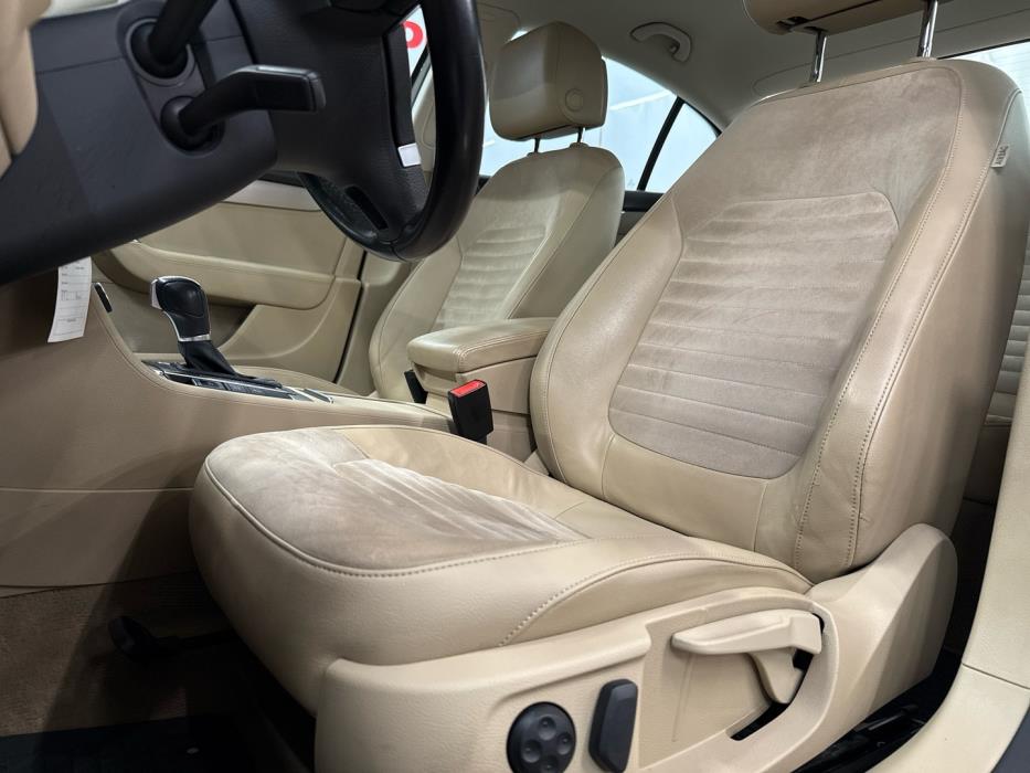 VOLKSWAGEN Passat 2011