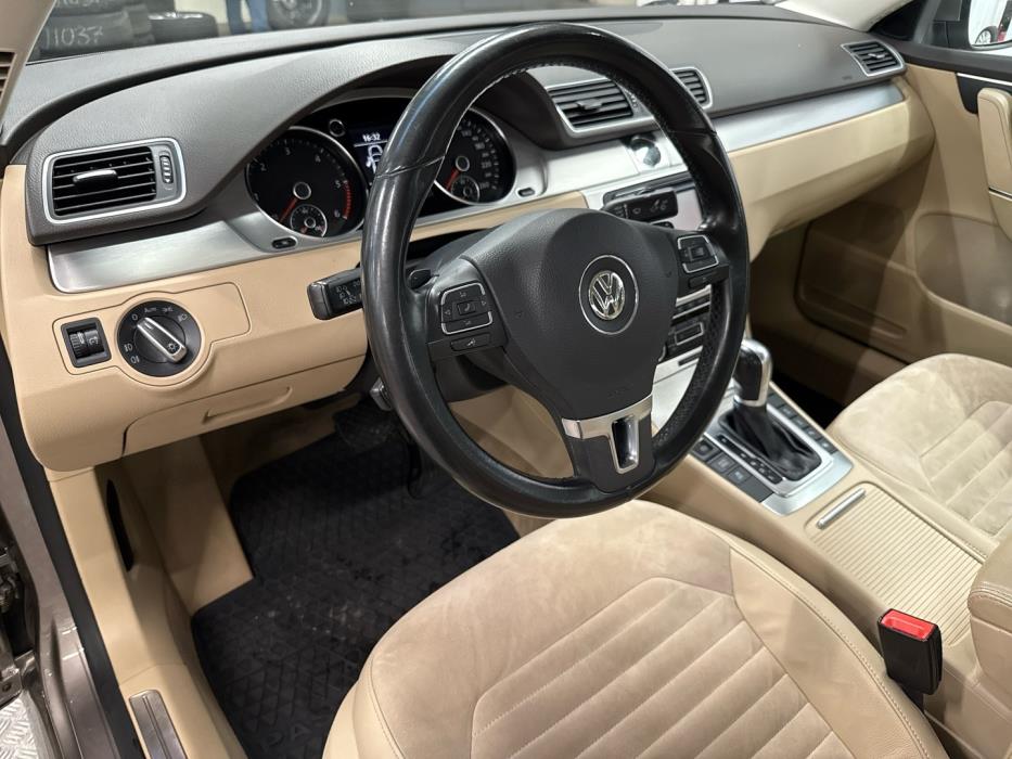 VOLKSWAGEN Passat 2011