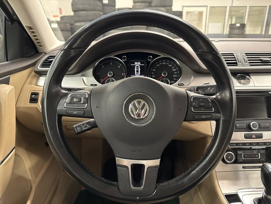 VOLKSWAGEN Passat 2011