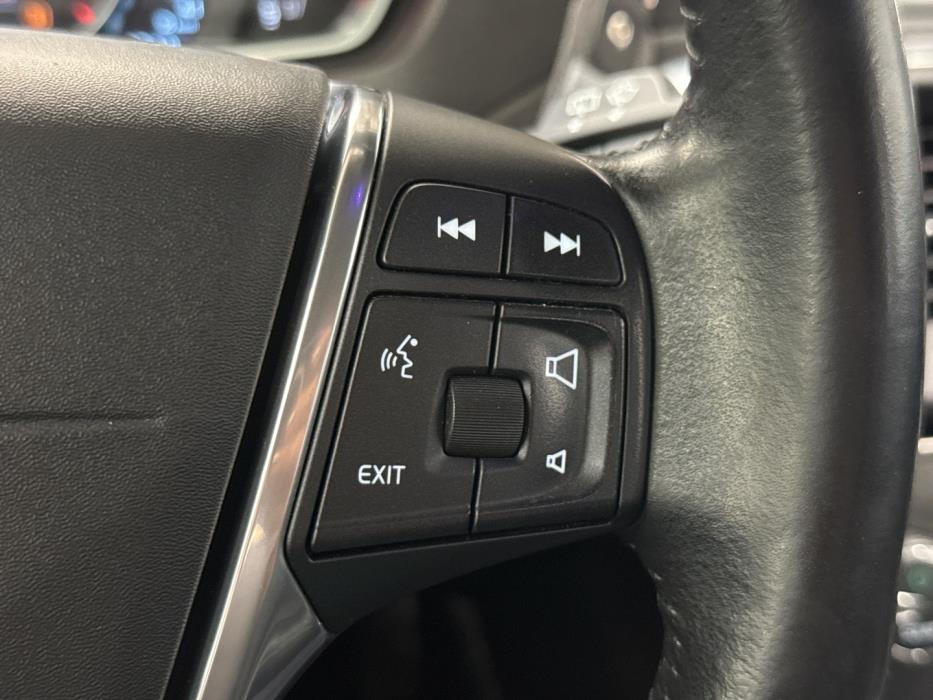 VOLVO V40 2016