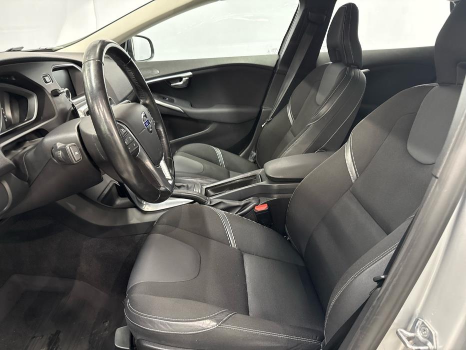 VOLVO V40 2016