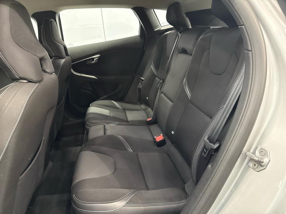 VOLVO V40 2016
