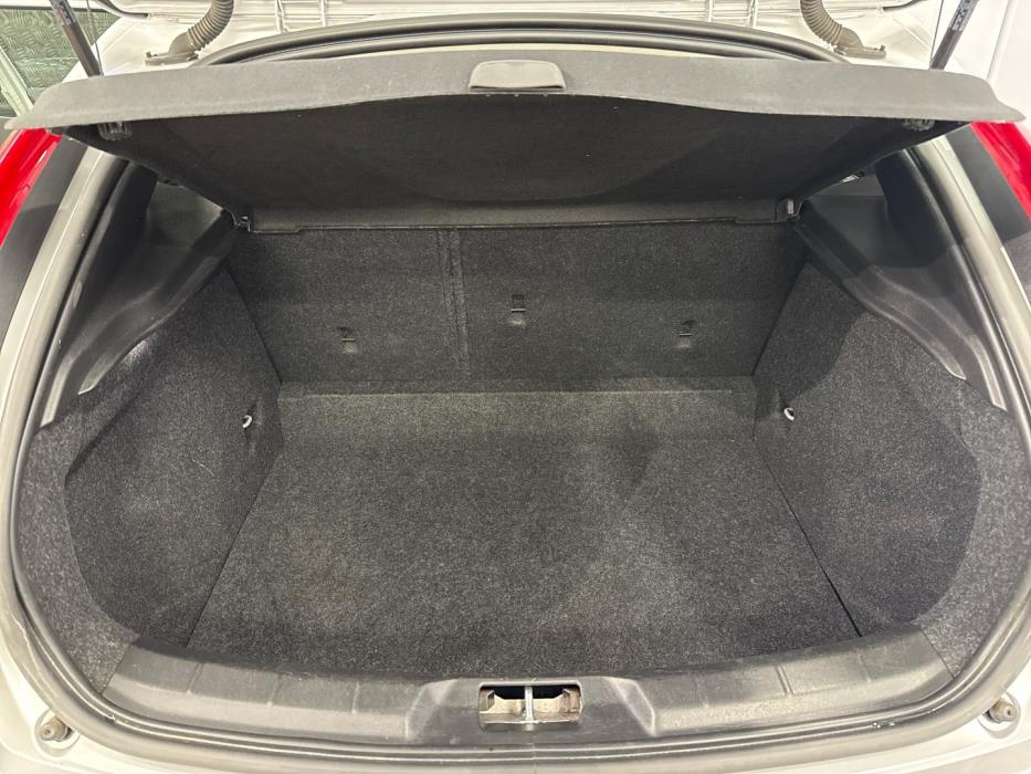 VOLVO V40 2016