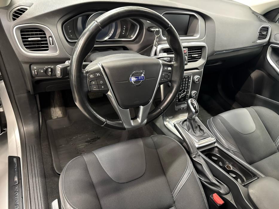 VOLVO V40 2016