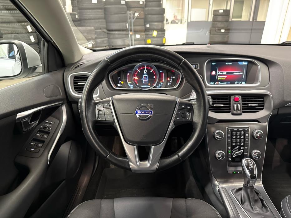VOLVO V40 2016