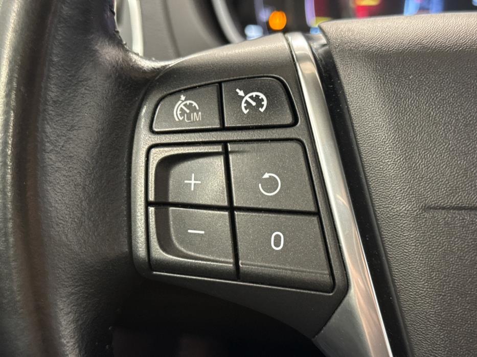 VOLVO V40 2016