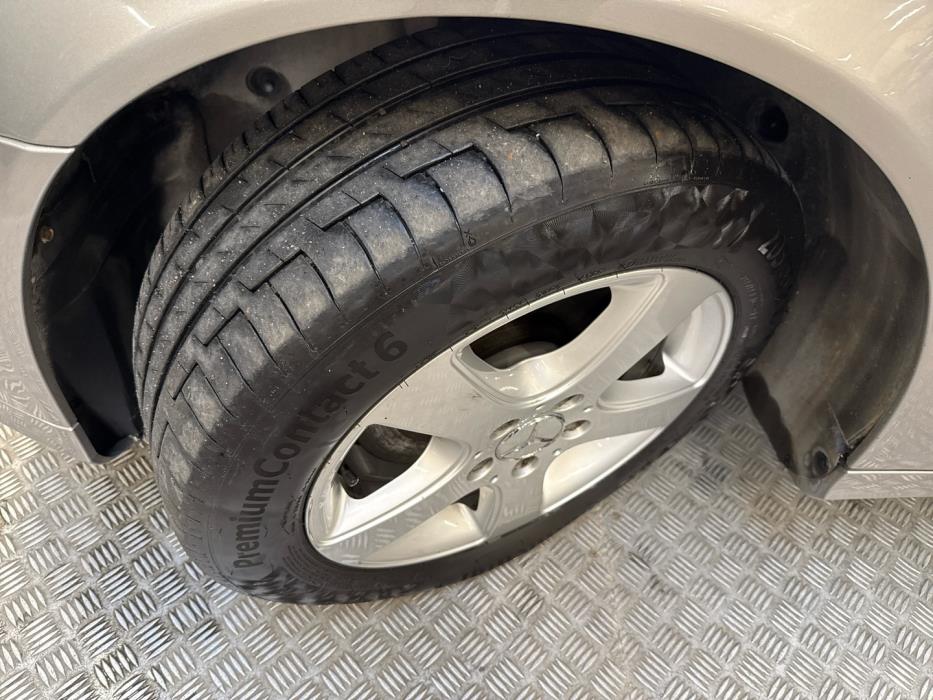 MERCEDES-BENZ C 2005