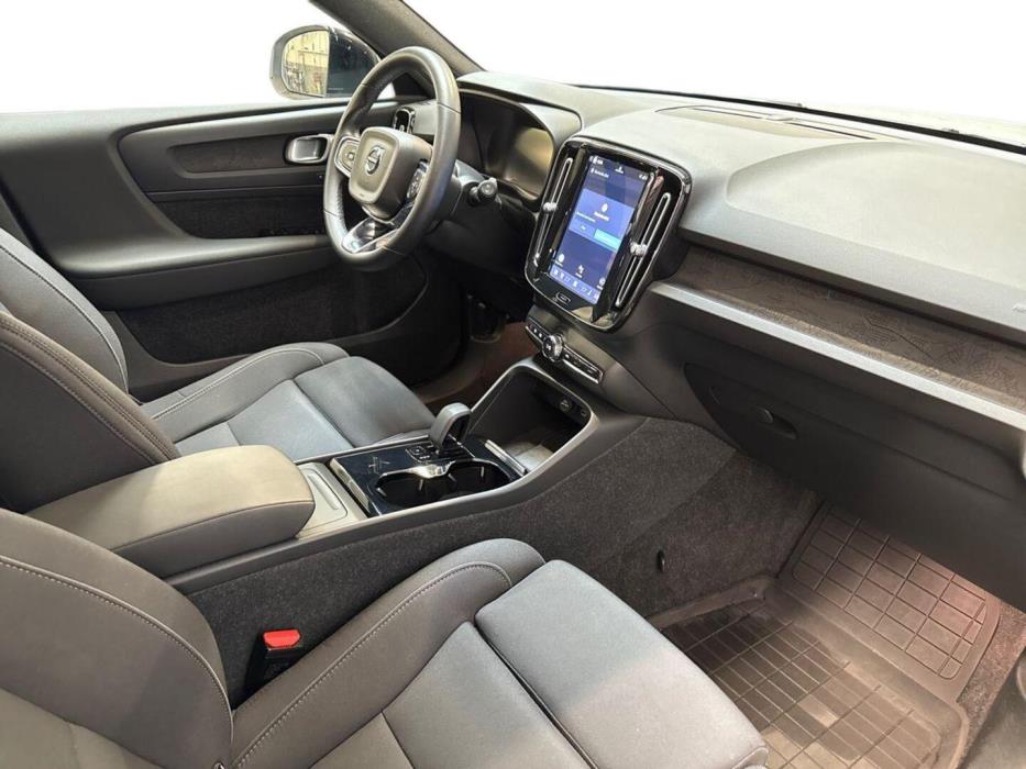 VOLVO XC40 2023